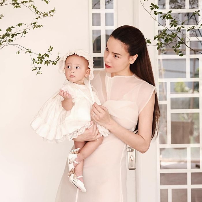 Mẹ con Hà Hồ hoá nàng thơ: Ái nữ thần thái miễn bàn