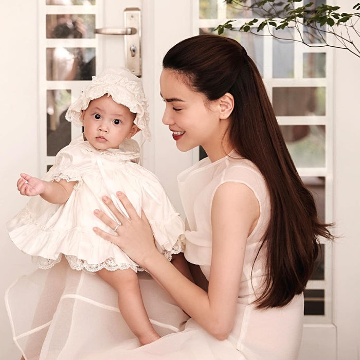 Mẹ con Hà Hồ hoá nàng thơ: Ái nữ thần thái miễn bàn