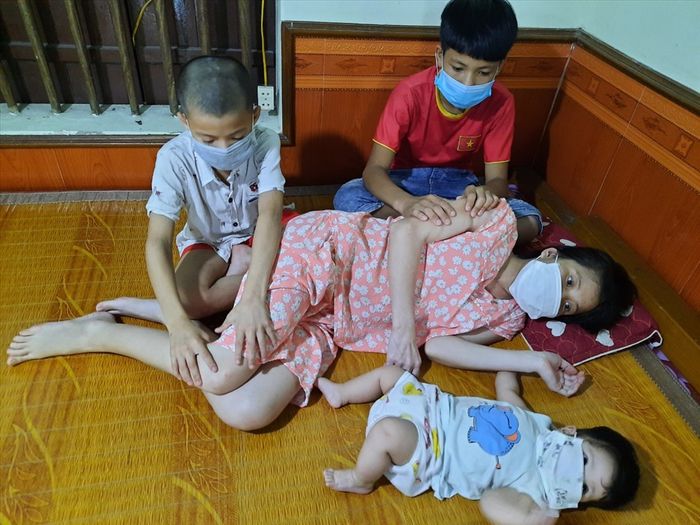 Mẹ phát bệnh hiểm nghèo, 3 đứa trẻ khóc ngặt: Con xin mẹ đừng bỏ con