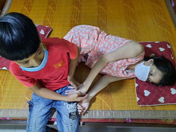 Mẹ phát bệnh hiểm nghèo, 3 đứa trẻ khóc ngặt: Con xin mẹ đừng bỏ con