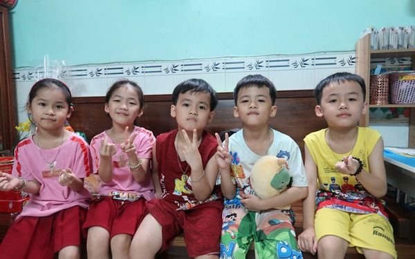 Mẹ sinh 5 duy nhất ở Việt Nam: Bác sĩ mổ cứ tưởng chỉ có 4 bé