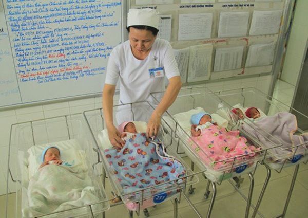 Mẹ sinh 5 duy nhất ở Việt Nam: Bác sĩ mổ cứ tưởng chỉ có 4 bé
