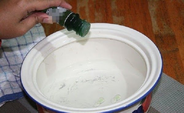 Hô biến quạt trở nên mát lạnh: Dùng khăn đắp, để thau đá trước quạt