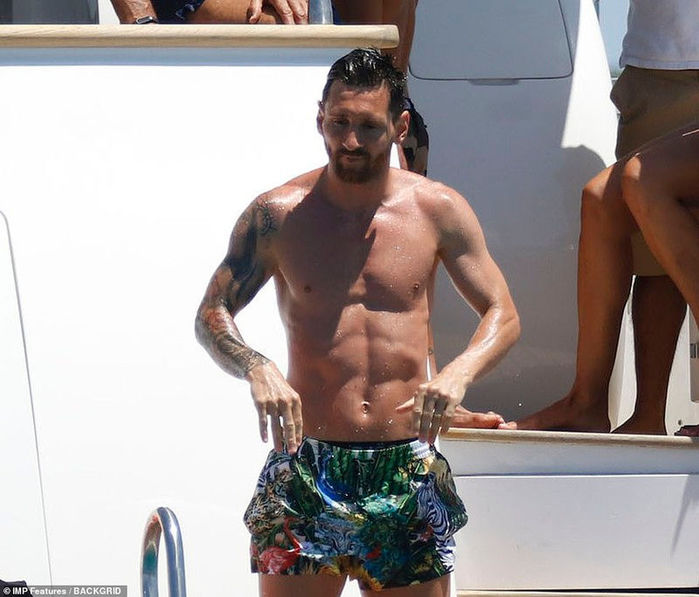 Messi khoe body siêu đỉnh ở tuổi U40, dàn trai xung quanh chẳng kém