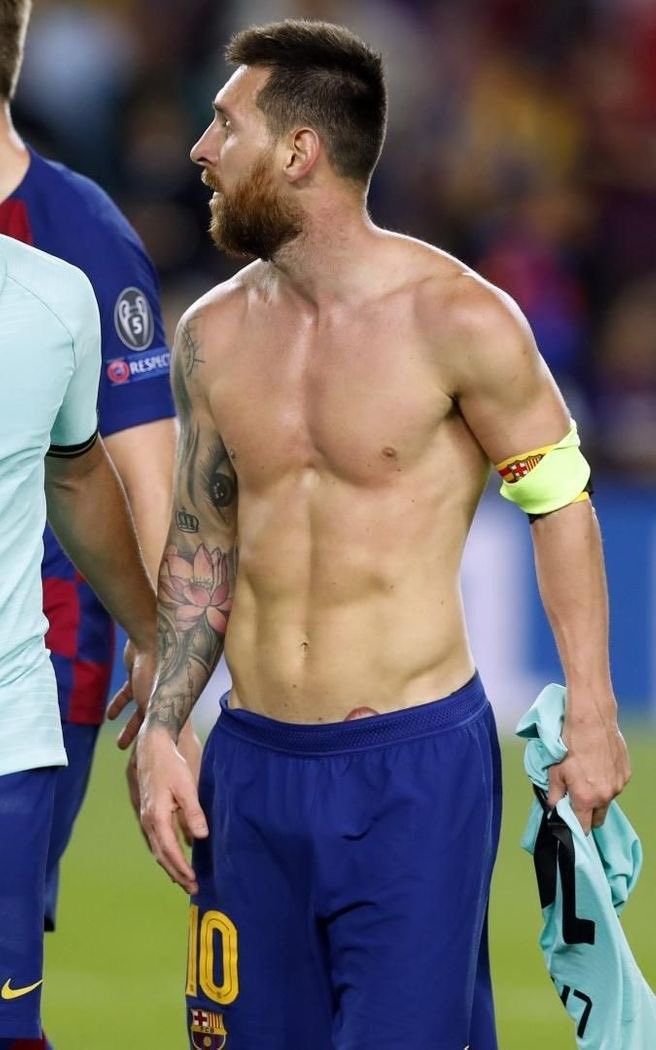 Messi khoe body siêu đỉnh ở tuổi U40, dàn trai xung quanh chẳng kém