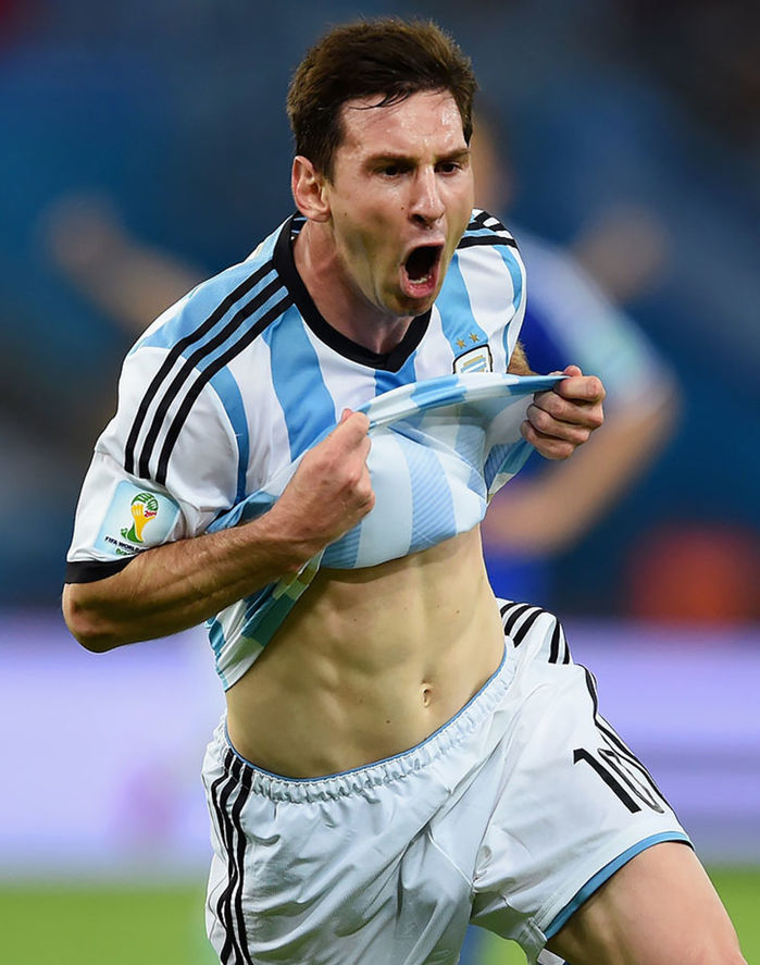 Messi khoe body siêu đỉnh ở tuổi U40, dàn trai xung quanh chẳng kém