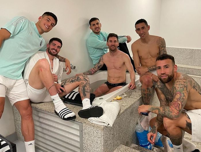 Messi khoe body siêu đỉnh ở tuổi U40, dàn trai xung quanh chẳng kém