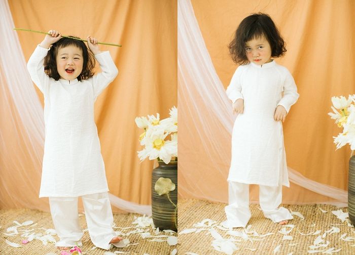 Mở màn mùa chụp sen: Bé gái 3 tuổi với biểu cảm quá đỗi đáng yêu