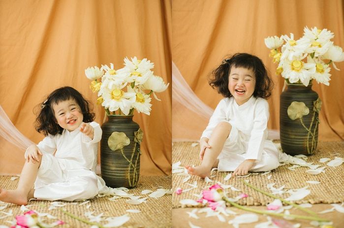 Mở màn mùa chụp sen: Bé gái 3 tuổi với biểu cảm quá đỗi đáng yêu