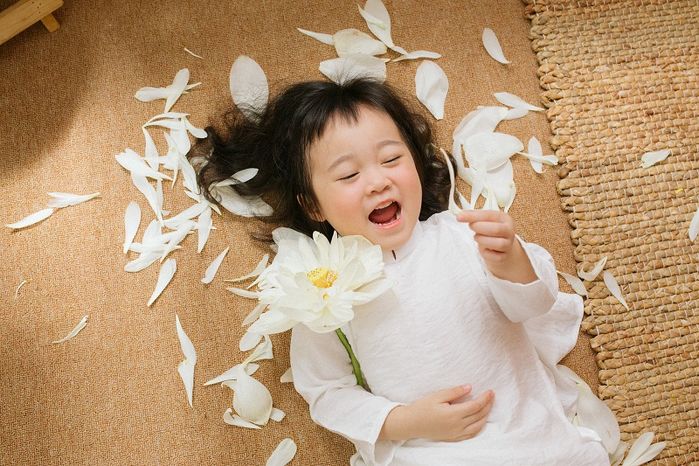 Mở màn mùa chụp sen: Bé gái 3 tuổi với biểu cảm quá đỗi đáng yêu