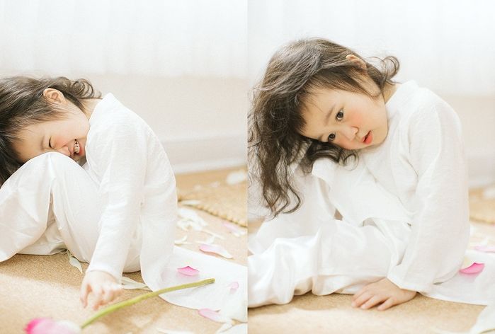Mở màn mùa chụp sen: Bé gái 3 tuổi với biểu cảm quá đỗi đáng yêu
