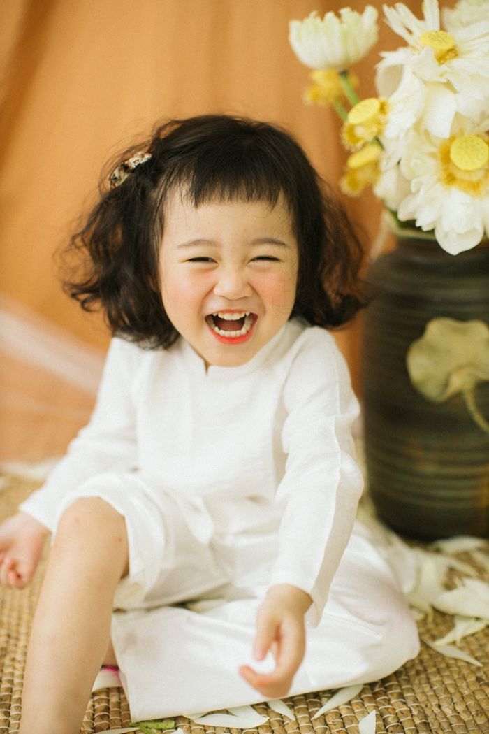 Mở màn mùa chụp sen: Bé gái 3 tuổi với biểu cảm quá đỗi đáng yêu
