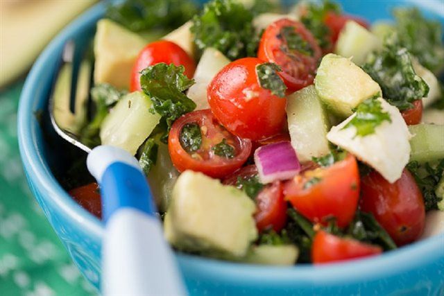 Cải xoăn xào tỏi, salad cải xoăn giúp bạn ngừa nguy cơ mắc bệnh nan y