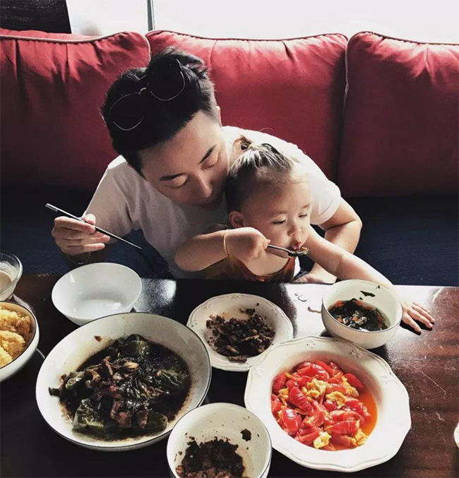 Sinh con lai quá xinh nhờ mua giống Tây 1,7 tỷ, nữ CEO mua tiếp lần 2