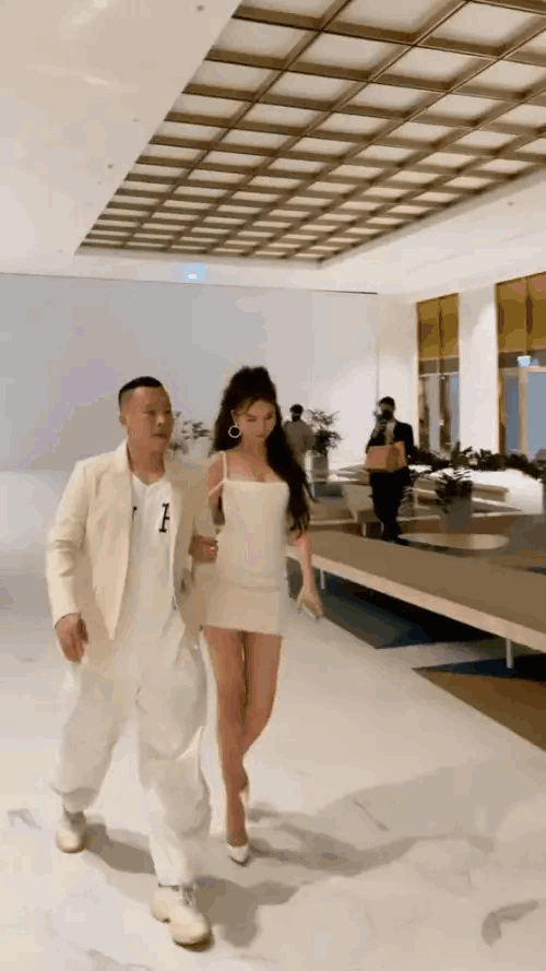 Oan gia ngõ hẹp là có thật: Ngọc Trinh - Lý Nhã Kỳ đụng váy áo