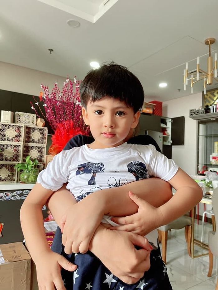 Mỹ nhân cắt tóc cho chồng con: Không khéo hết dịch mở luôn cửa tiệm