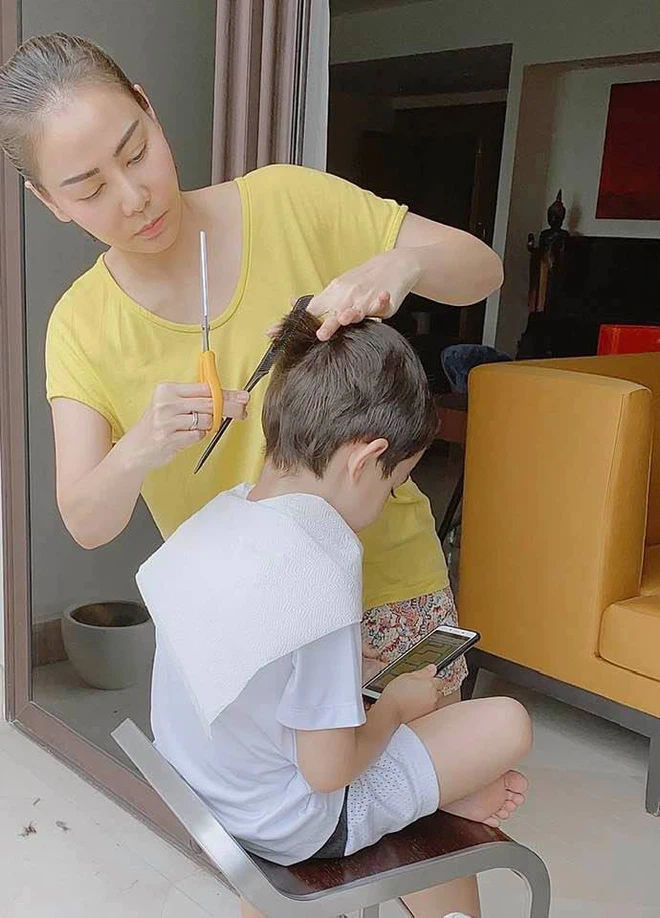 Mỹ nhân cắt tóc cho chồng con: Không khéo hết dịch mở luôn cửa tiệm