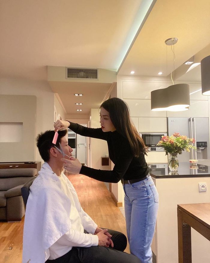 Mỹ nhân cắt tóc cho chồng con: Không khéo hết dịch mở luôn cửa tiệm