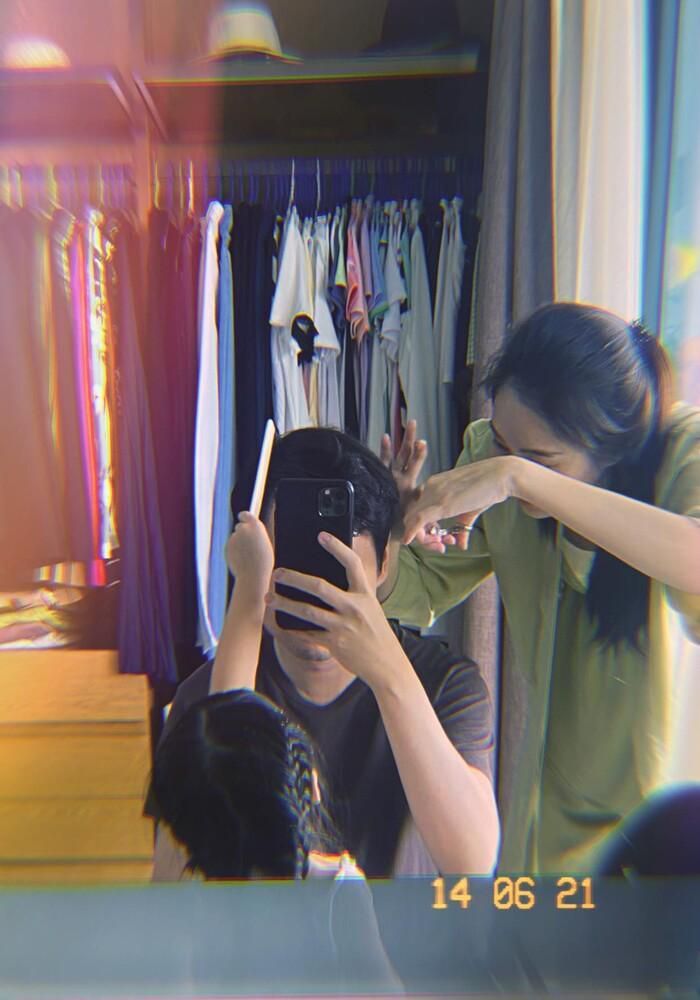 Mỹ nhân cắt tóc cho chồng con: Không khéo hết dịch mở luôn cửa tiệm