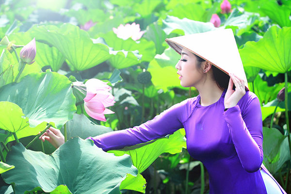 Mỹ nhân Việt thả dáng bên sen: Lynk Lee khiến hội chị em phải dè chừng