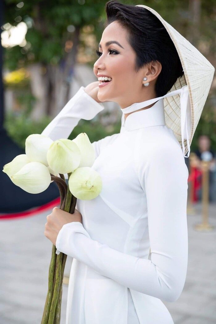 Mỹ nhân Việt thả dáng bên sen: Lynk Lee khiến hội chị em phải dè chừng