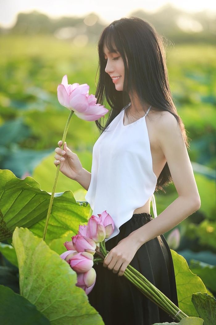 Mỹ nhân Việt thả dáng bên sen: Lynk Lee khiến hội chị em phải dè chừng