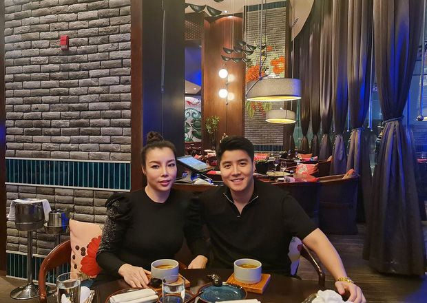 Hết ở ẩn, Tú Lơ Khơ hạnh phúc khoe vợ đại gia hơn 21 tuổi mang bầu đôi