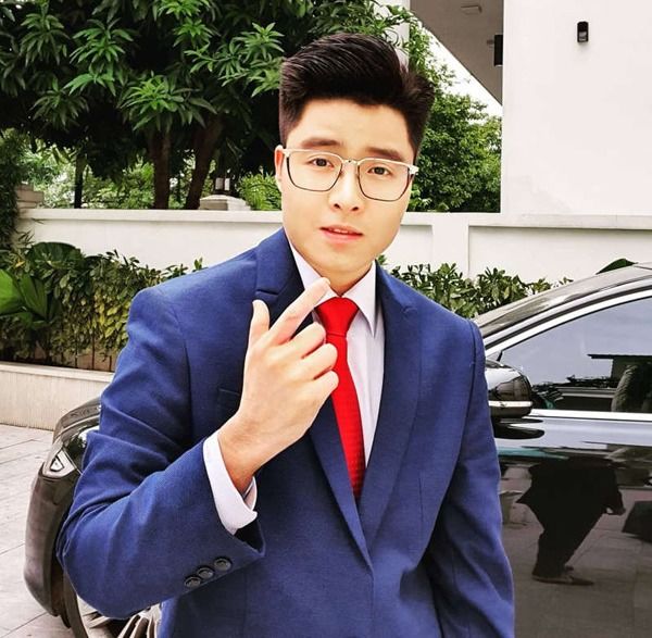 Hết ở ẩn, Tú Lơ Khơ hạnh phúc khoe vợ đại gia hơn 21 tuổi mang bầu đôi