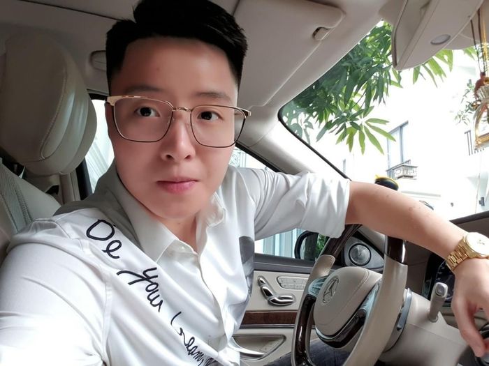 Hết ở ẩn, Tú Lơ Khơ hạnh phúc khoe vợ đại gia hơn 21 tuổi mang bầu đôi