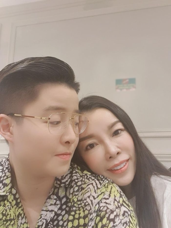 Hết ở ẩn, Tú Lơ Khơ hạnh phúc khoe vợ đại gia hơn 21 tuổi mang bầu đôi