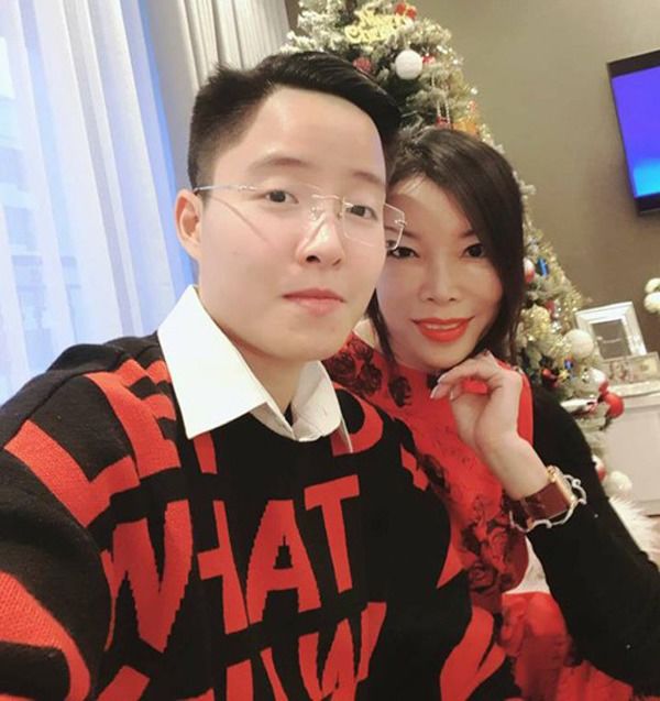 Hết ở ẩn, Tú Lơ Khơ hạnh phúc khoe vợ đại gia hơn 21 tuổi mang bầu đôi