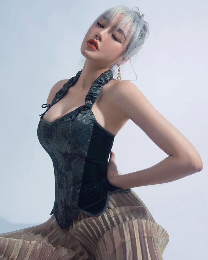 Nắng nóng 40 độ chưa đủ, Elly Trần còn góp nhiệt với loạt ảnh siêu hot