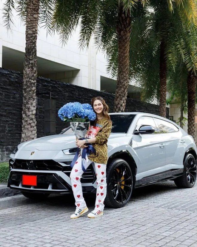 Netizen trầm trồ khi Chompoo Araya được chồng tặng siêu xe 17 tỷ đồng