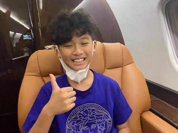 Ngậm thìa vàng từ nhỏ, nhóc tì Vbiz đi chơi bằng chuyên cơ riêng