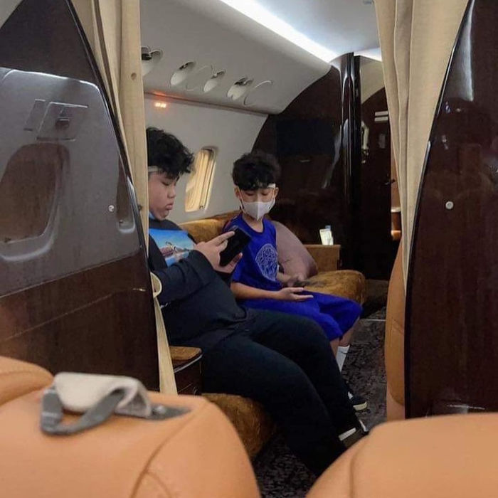 Ngậm thìa vàng từ nhỏ, nhóc tì Vbiz đi chơi bằng chuyên cơ riêng