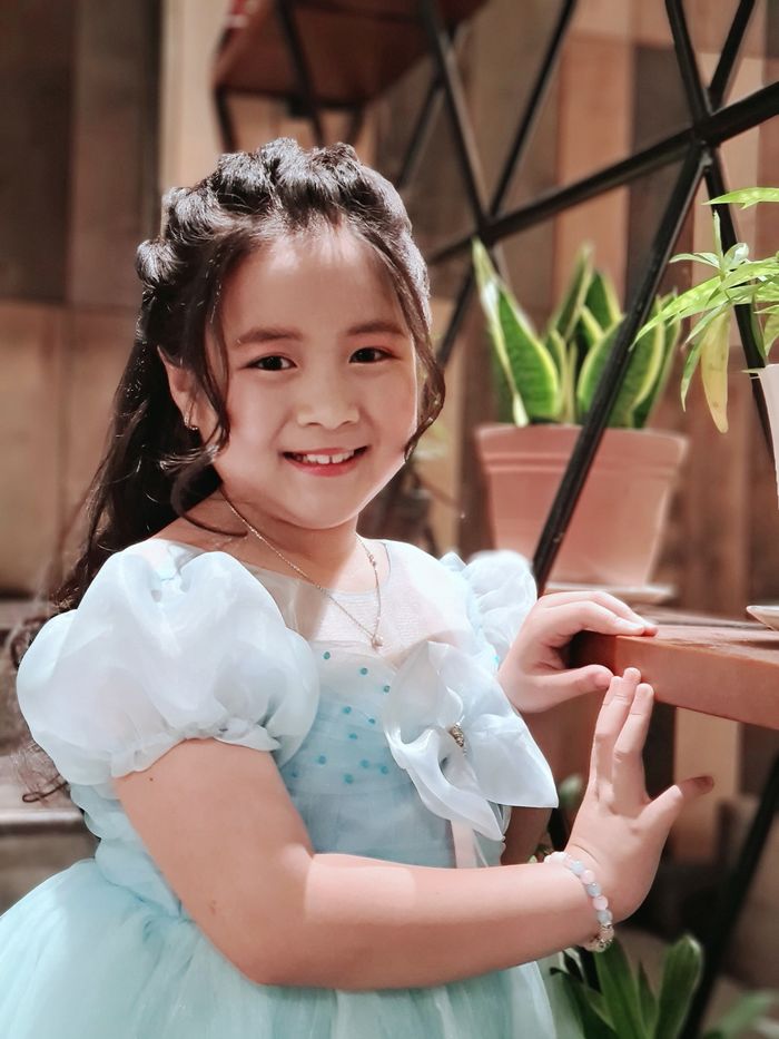 Bé Ngân Chi: diễn xuất 6 năm, chưa đủ tuổi xem phim mình đóng