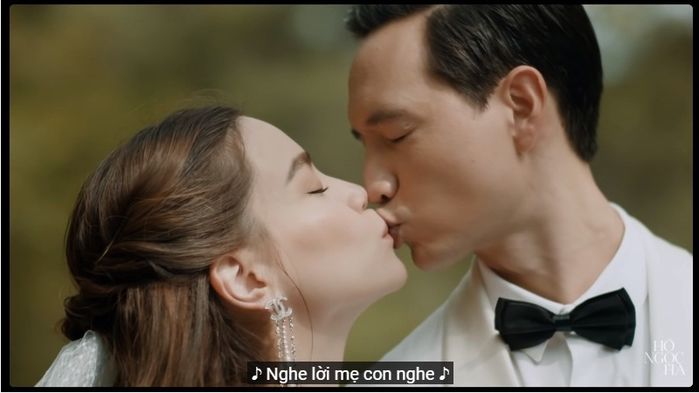 Ngập cảnh hôn trong clip nhắc hành trình yêu của Hồ Ngọc Hà - Kim Lý
