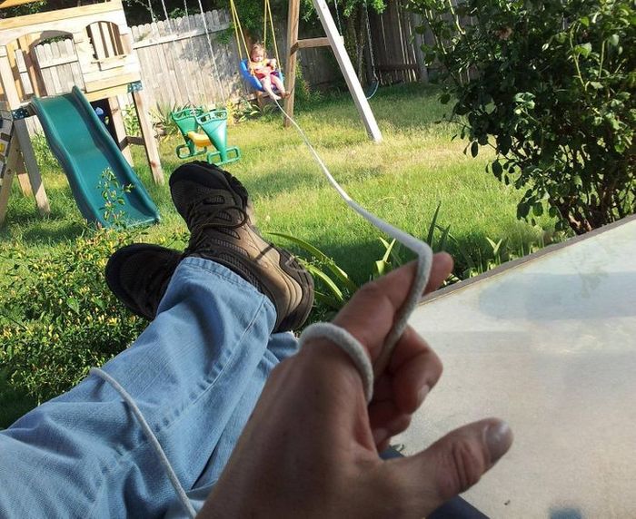 Phì cười trước sự khác biệt trời vực giữa Cha và Mẹ khi chăm con
