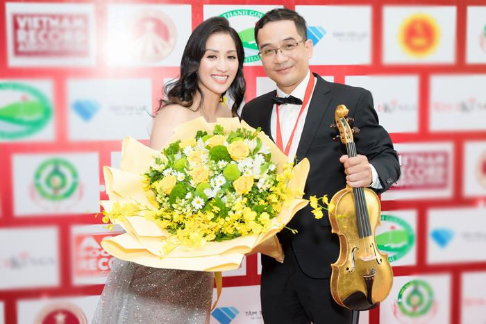 Nghề mưu sinh của anh chị sao Việt: Người vẻ vang, người khốn khổ