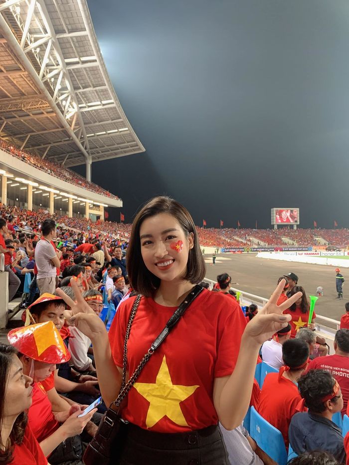 Nghệ sĩ vỡ oà trước chiến thắng 4-0 của tuyển Việt Nam