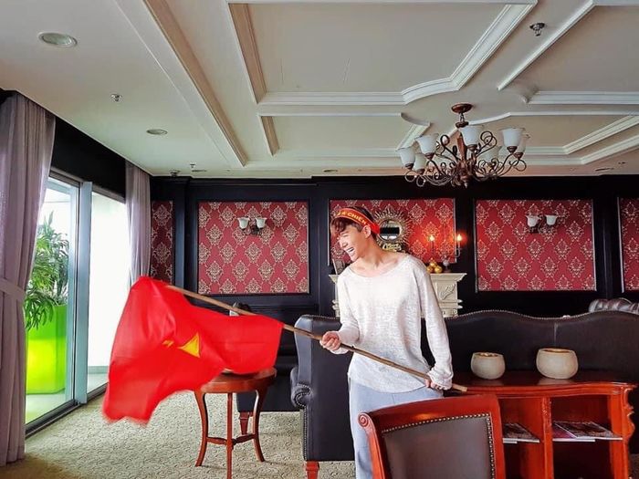 Nghệ sĩ vỡ oà trước chiến thắng 4-0 của tuyển Việt Nam