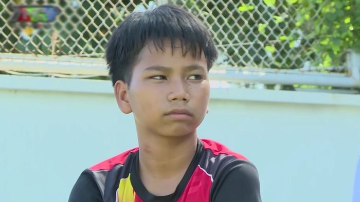 Nghị lực sống phi thường của cậu bé 1 chân được Trấn Thành giúp đỡ