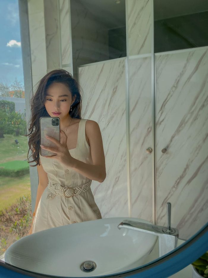 Ở nhà tránh dịch, nhan sắc của Minh Hằng càng thăng hạng mà còn mlem