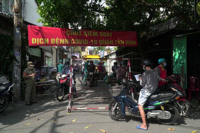 Người dân né chốt chính, Gò Vấp lập 26 chốt phụ để kiểm soát ra vào