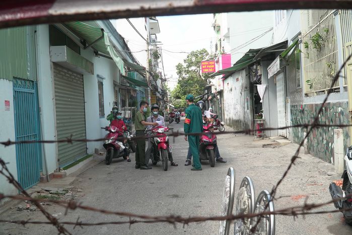 Người dân né chốt chính, Gò Vấp lập 26 chốt phụ để kiểm soát ra vào
