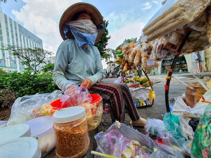 Người lao động lao đao vì dịch, TP.HCM chi 345 tỉ đồng hỗ trợ
