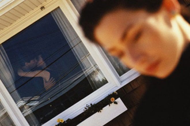 Người vợ sắp sinh vác bụng bầu lớn, bắt xe ôm đi kiếm chồng ngoại tình