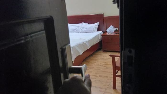 Người vợ sắp sinh vác bụng bầu lớn, bắt xe ôm đi kiếm chồng ngoại tình