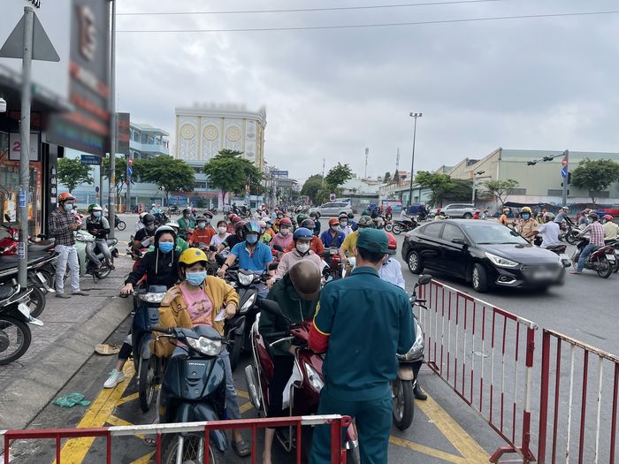 Nguy cơ lây Covid-19 từ các điểm ùn tắc GT: Người dân hạn chế ra đường