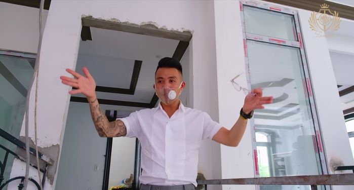 Nhà cũ to oành, Minh Nhựa vẫn xây biệt thự mới không phòng khách